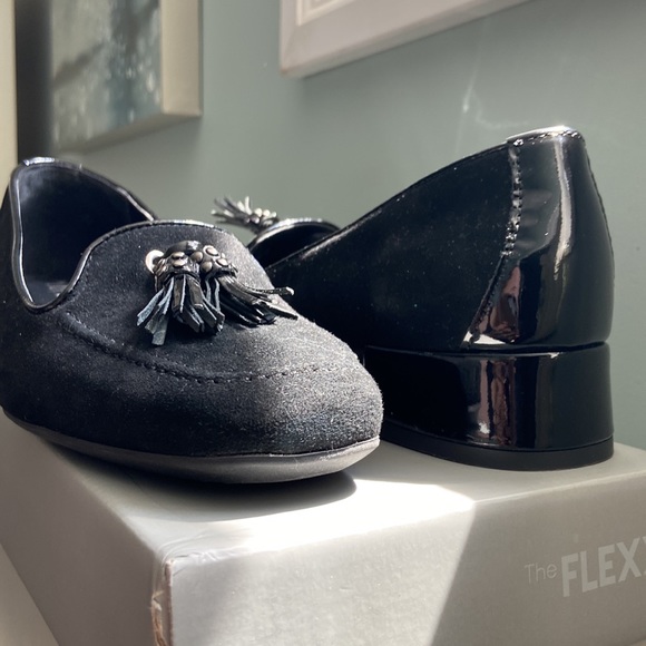 New in box gorgeous loafers. Suede with tassel. - Picture 5 of 6